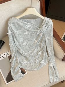 Premium ผู้หญิง สลิมฟิต ถัก เสื้อท่อนบน ด้วย 3d Butterfly ดีไซน์ และ Slant คอเสื้อ สําหรับ ฤดูใบไม้ร่วง แขนยาวบาง ลำลอง Wear