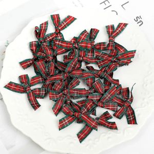 โบว์ผ้าลายตารางหมากรุกสีแดงเขียวสำหรับคริสต์มาส 50 ชิ้น อุปกรณ์ตกแต่งเย็บปักถักร้อย ของประดับต้นคริสต์มาส เครื่องประดับศีรษะ โบว์สำหรับสมุดภาพ วัสดุสำหรับงานประดิษฐ์