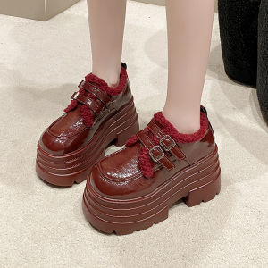 รองเท้าส้นหนาหุ้มข้อแบบสวมสำหรับผู้หญิง สีแดง ทรงหัวมน ด้านบนทำจากวัสดุ PU รองเท้าบู๊ตฤดูหนาว รองเท้าบู๊ตส้นสูงสำหรับผู้หญิง