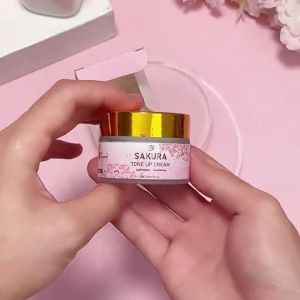 Sakura Niacinamide Facial Cream: A Non-Sticky, Long-Lasting Solution for Dry Skin