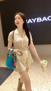 SLYQ NINA SOFT KNIT TOP เสื้อโปโลแขนสั้นไหมพรมบางเข้ารูปชายโค้ง