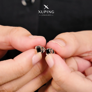 Xuping Anting Tusuk Kasual Mata Hitam Kotak 0152023405