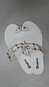 New Womens fashionable flat sandals rhinestone and rivet sandals non-slip and waterproof rubber material Suitable for outdoor wear and home wear Comfortable slip-on sandals suitable for all seasons Beach sandals 075523