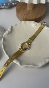 A new fashionable simple and retro quartz ladies small goldwatch with a mesh belt comes with a box