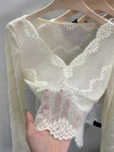 เสื้อเชิ้ตคอวีลูกไม้สำหรับผู้หญิง ฤดูใบไม้ผลิและฤดูใบไม้ร่วง เสื้อเชิ้ตแขนยาวแบบใหม่ที่หรูหราพร้อมกระเป๋าผ้าพันคอ