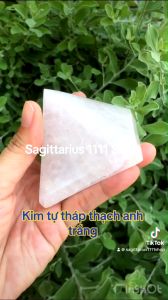 Kim tự tháp thạch anh trắng