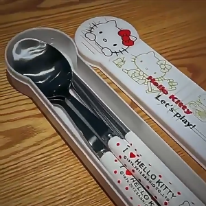 LVYIMAO 【จัดส่ง 2-3 วัน】 ชุดช้อมการ์ตูน ชุดช้อมสแตนเลส 304 ชุดช้อมสแตนเลส Sanrio 【ไม้อาหาร + ส้อม + ช้อน】 คุณภาพดีพร้อมกล่องการ์ตูน 【ส่วนลดเวลาจํากัด】 【ของขวัญโรงเรียน】