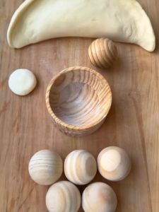 Wood Dumpling Maker Press Tool Wood Mold and Ball Manual Dough Skin Presser Hand Pie Rolling Tool Quick Dumpling Wrapper Maker