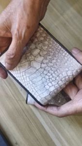 กระเป๋าสตางค์หนังจระเข้รุ่นสองพับสั้น สีขาวหิมาลายัน