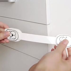 Khóa tủ an toàn cho bé giúp cố định các ngăn kéo tủ cửa ra vào nhằm tránh trường hợp bé bị kẹt tay -Lumbley