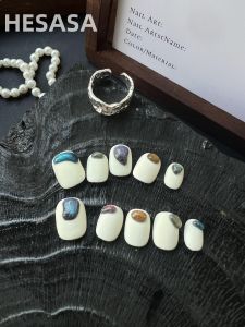 เล็บสวมใส่ HESASA ทรงสั้นสีเทาอ่อนสไตล์เรียบง่ายพร้อมลวดลายตาแมว 3 มิติ ผลิตด้วยมือ อุปกรณ์เสริมความงามสำหรับเล็บ