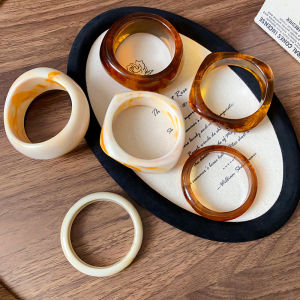 Irregular Coffee Beige Thick Punk Resin Bangles for Women Retro Round Acrylic Smudging Bangle Unique Banquet Hand Jewelry M1