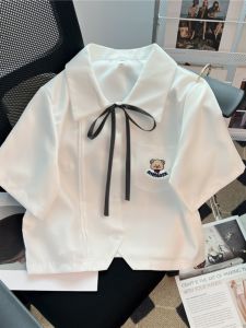 เสื้อเชิ้ตลายพับแขนสั้นสีขาวสไตล์นักศึกษาฤดูร้อนสำหรับผู้หญิง เสื้อเชิ้ตคอโปโลแขนสั้นทรงตรง ผ้าฝ้ายผสมโพลีเอสเตอร์