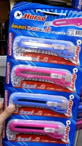 💙มีดคัตเตอร์ HORSE ตราม้า ตัดกระดาษ 9 มม. รุ่น H-303 และ H-404 คละสี จำนวน 1 อัน | KKNT