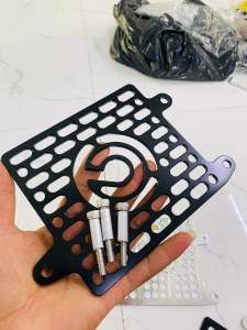 két xe ab 2013-2021    vario 2016-2024 -125-150cc  mẫu két 3 chân có tem titan hoặc không có 2 màu chất liệu nhôm (kèm ắc và ốc ) inox để gắn