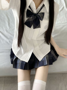 เสื้อเชิ้ต JK สั้นแขนสั้นสไตล์ญี่ปุ่นสำหรับผู้หญิง ทรงหลวม คอเหลี่ยม กระโปรงทรงแคนเดิล ปักลาย ป้องกันรังสียูวี