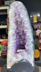 amethyst geode crystal cave warehouse in #johorbahru #crystal五行火💯天然紫晶洞 骨干大牙紫晶 钛晶共生✅  边部是黄方解石花簇边+绿幽灵👍 正财运+幸运🍀  高Height: 58.5cm  宽Width: 24cm x 21cm  洞深Hole: 8.5cm  重Weight: 37.8kg  📍Johor Bahru 区可自行取货或邮寄服务