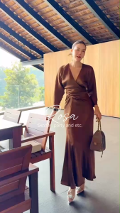 เดรสผ้าเงาซาตินเนื้อดีทรงหรู ผ้าเงาลื่นเล่นแสงทิ้งตัวสวย ช่วยพรางสัดส่วน ใส่แล้วดูแพงมากค่ะ  คอวีลึก แขนยาวทรงค้างคาว เพิ่มความเรียวของแขน  ช่วงเอวดีไซน์ผูกได้หลายแบบ เก็บทรงให้ช่วงเอวให้ดูคอด  กระโปรงทรงหางปลาเฉียงปล่อยบานเล็กน้อย ทำให้รูปร่างดูสูงเพรียว