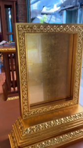 กรอบตราตั้ง A3 ไม้สัก แกะสลักลายดอกพิกุลปิดทองเปลว ส่องประกายสุกเปล่ง แนวตั้ง กว้าง 54 สูง 64cm พร้อมกระจก กรอบใส่ประกาศนียบัตร วุฒิบัตร ปริญญาบัตร ใบเกียรติคุณ