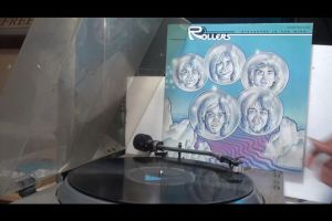 1 แผ่นเสียง 12นิ้ว AQ8 BAY CITY ROLLERS แผ่นNMริ้วรอยบาง เสียงรบกวนน้อยนิด ไม่มีรอยลึก แผ่นล้างทำความสะอาดแล้ว ปกVG++มีตำหนิขอบนิดหน่อย ขอบไม่ขาด สันไม่ทะลุ