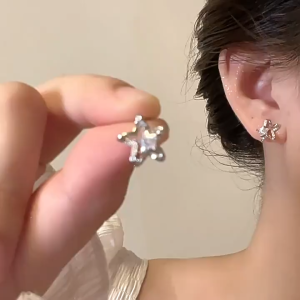ส่งด่วนทันใช้ ต่างหูรูปดาว 5 เเฉก เเบบติดหูสีเงินประดับเพชรกลิตเตอร์ สไตส์น่ารักน่าค้นหา