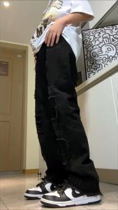 JOJO BOY เกงยีนส์ผู้ชาย แฟชั่น สไตล์อเมริกัน แนวโน้ม หลุมปลอม ฮิพฮอพ ย้อนยูค ถนนสูง กางเกง เวลาว่าง กางเกงทรงตรง ลำโพงขนาดเ ขอบม้วน หล่อ ฮิปฮอป HIPHOP