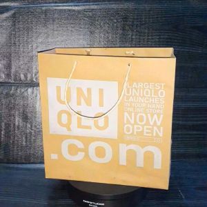 Paper Bag Uniqlo Premium Ukuran Kecil: Desain Unik & Ramah Lingkungan