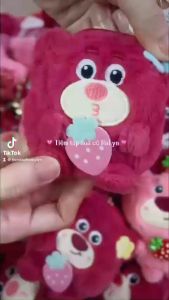 Móc khoá Phụ Kiện Túi Xách Có Ngăn Kéo Gấu Ôm Dâu Tây Siêu Dễ Thương Siêu Cute Lông Mịn Màu Hồng Cực Iu