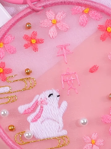 DIY โชคดีเสน่ห์ชุดเย็บปักถักร้อยโชคดีเสน่ห์เย็บปักถักร้อย DIY พวงกุญแจชุดสำหรับผู้เริ่มต้นคู่มิตรภาพของขวัญงานฝีมือที่ทำด้วยมือปัจจุบัน DIY เย็บปักถักร้อยพวงกุญแจชุด