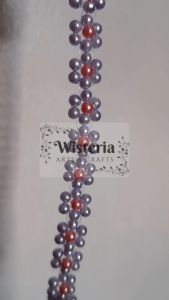 Gelang untaian bunga dari manik-manik