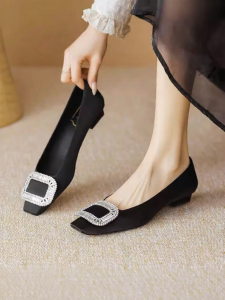 Reemoor | 2026 Autumn New Diamond Buckle Thick Heel Pumps