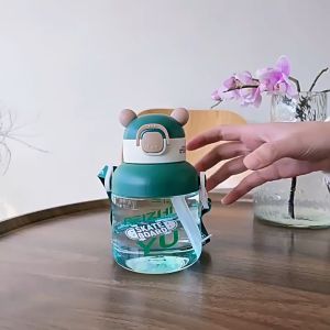 Botol Minum Anak Polimer Motif Beruang 600 ML dengan Sedotan Tali Panjang 0211
