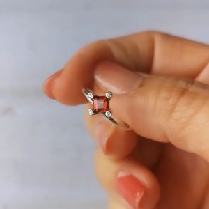 Garnet Minimal​ Ring  แหวนโกเมนโมซัมบิก​ เจียเหลี่ยมเอเมอรอล ตัว​เรือนเงินแท้​ 925