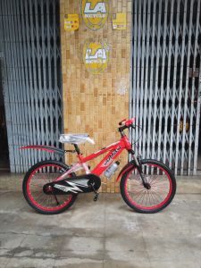 จักรยานเด็ก KROSS บาร์แฮนด์/แถมกระติกน้ำ 20 นิ้ว รุ่นเสือภูเขาเด็ก เหมาะสำหรับเด็กอายุ 8 ขวบขึ้นไป