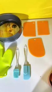 Bộ gồm 7 món khuôn bánh tròn bao tay chổi silicon miếng trét bột - B002