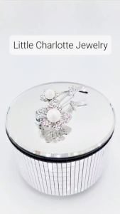 เข็มกลัดคริสตัล Crystals from Austria ประดับมุกสังเคราะห์ รูปดอกไม้