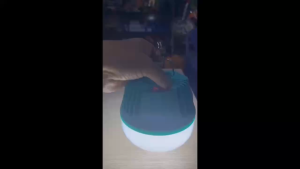 Đèn LED di động màu xanh dương với bóng trắng và móc treo kim loại
