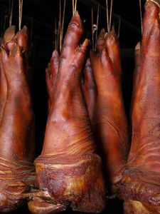 Cured Pig Feet 1.75 Kg-2.00 kg Packs Hubei Enshi Tujia Smoked Cured Meat Vacuum Cooked and Cut