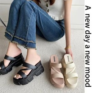 LHshoess สินค้าแนะนำ รองเท้าแตะเสริมส้นแฟชั่น รุ่นนี้เบามากๆ ทำความสะอาดง่าย ที่สำคัญใส่แล้วสูงสุดๆ มีสายคาดเพิ่มความน่ารักไปอีกก มีให้เลือก 3 สี 3 แบบ ชอบสีไหนกดสั่งได้เลยแม่