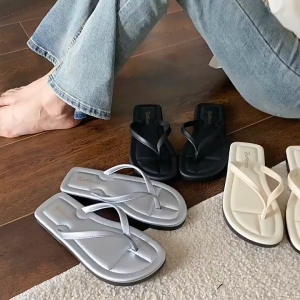Sandal Jelly Flat Empuk Nyaman Kode 7061 Karet Bahan Elastis Ringan Anti Slip Wanita Gaya Korea Murah Sendal Jepit Cewek Kekinian DBI