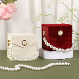 New Creative Wedding Candy Box No Folding Velvet Pearl Chain Handheld Small Gift Box Luxury Square Magnetic Absorption Opening