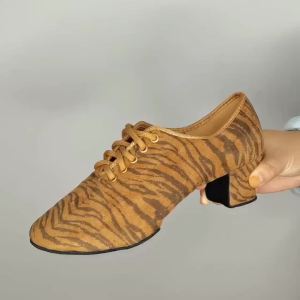 เสือดาวพิมพ์รองเท้าเต้นรำผู้หญิงห้องบอลรูมแทงโก้รองเท้าเต้นรำละตินสำหรับผู้หญิงแจ๊สรองเท้าปฏิบัติม้าลายแบบส้นก้อน