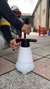 BÌNH XỊT RỬA XE BỌT TUYẾT Cầm Tay 2L Tạo Bọt Dày Mịn Rửa Xe Nhanh Sạch cho Xe Máy Xe Ô tô Tại Nhà