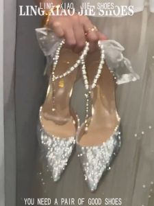 รองเท้าส้นสูงหัวแหลมสีเงินสำหรับผู้หญิงวัย 18 ปี ทรงหัวแหลม ดีไซน์เปิดด้านข้าง ดีไซน์ผูกโบว์ รองเท้าแต่งงาน รองเท้าผู้หญิง