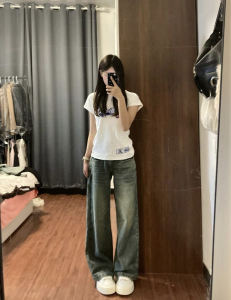 เสื้อยืดแขนสั้นสีขาวพิมพ์ลายตัวอักษรสำหรับผู้หญิงในช่วงฤดูร้อน สไตล์หวานและเท่ ทรงเข้ารูป ไม่เปิดหน้าท้อง เสื้อตัวบนทรงเข้ารูป