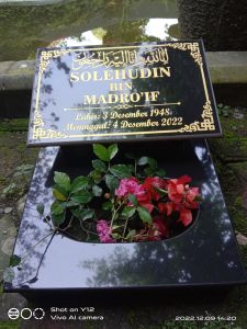 TUGU BATU NISAN MODEL BUKU  40X30