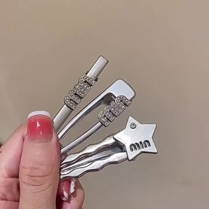 คุณควรเลือกกิ๊ฟติดผมให้ดี - กิ๊บติดผมโลหะสีเงินหัวใจตัวอักษรประดับเพชรเกาหลีแฟชั่นหน้าม้าคลิปด้านข้างปากเป็ดเครื่องประดับผมเด็กผู้หญิง ACFUNY