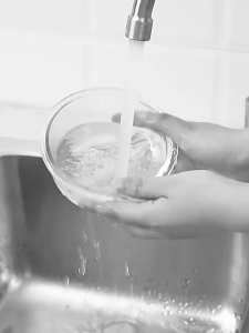 1 ชิ้น ตะกร้ากรองเศษอาหาร ตะกร้าแบบแขวน สะดวกเพียงกดเพื่อใหก้นตะกร้าเทเศษอาหารทิ้ง Draining basket