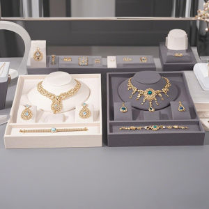 A high-end texture jewelry tray with partitioned storage for jewelry necklaces earrings and exquisite display in a home jewelr