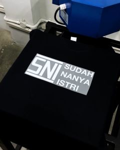 Desain Kaos Keren - Kaos Kata Pasangan Sudah Nanya Istri Bahan Combed 20s Lembut Nyaman Standar Distro